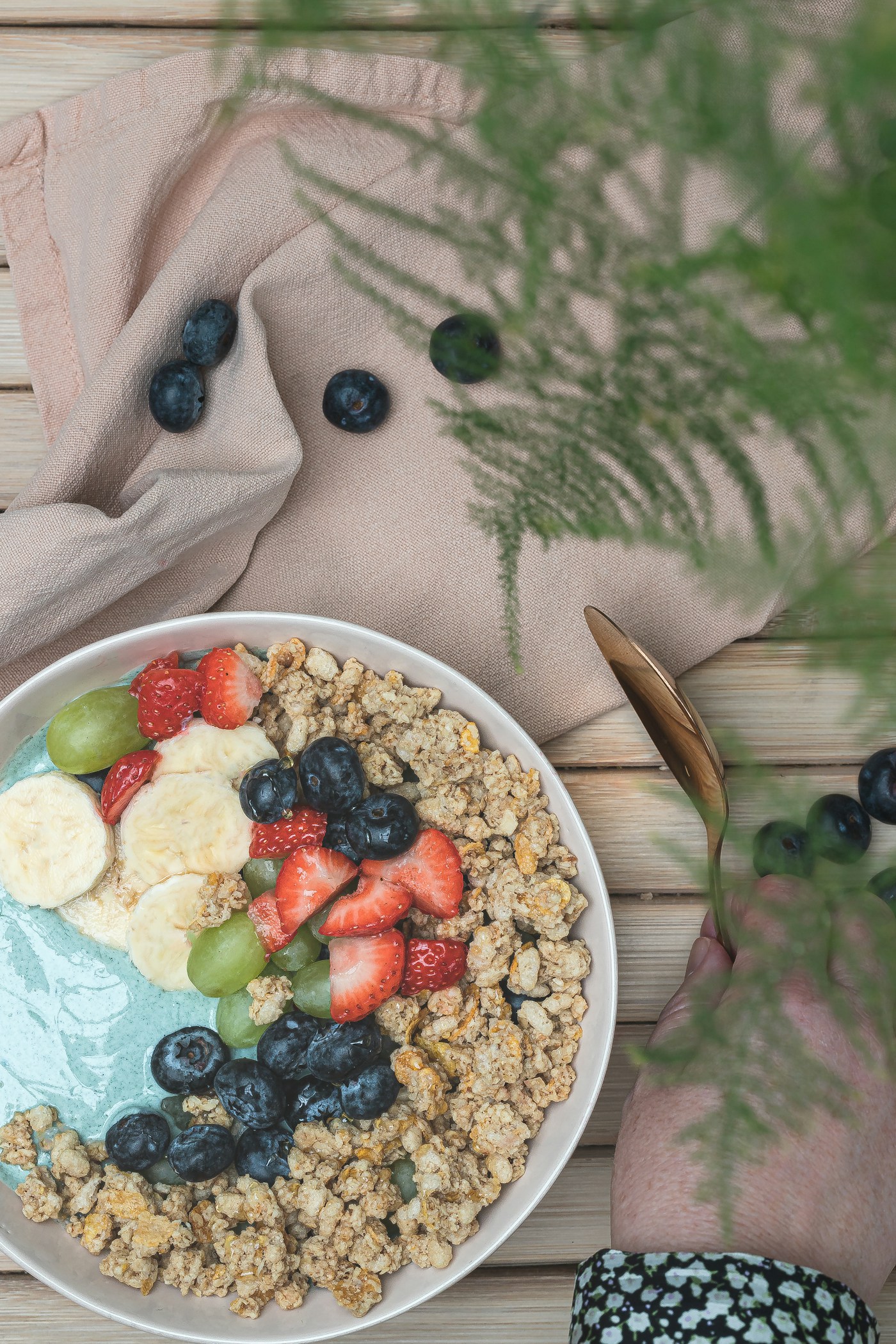Frühstücksschale mit Joghurt, Müsli und frischem Obst